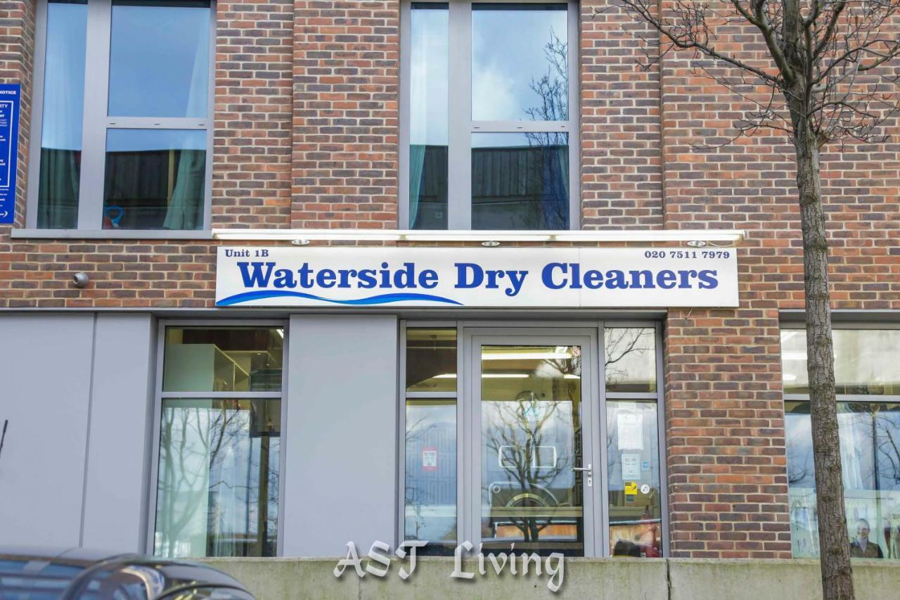 Pontoon Dock Key Workers Apartment London Exterior photo